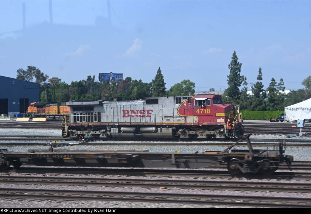BNSF 4718 Switching